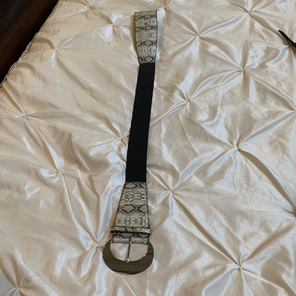 Via Spiga Gray/Black Snakeprint Wide Belt sz M - Picture 4 of 4